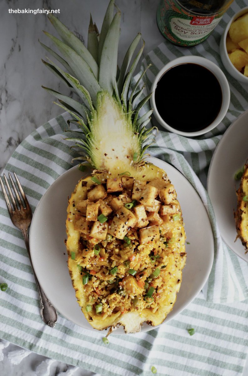 #Vegan pineapple tofu fried rice in a pineapple boat🍍 @thebakingfairy #Pineapple #Tofu #Plantbased #Healthy thebakingfairy.net/2019/11/vegan-…