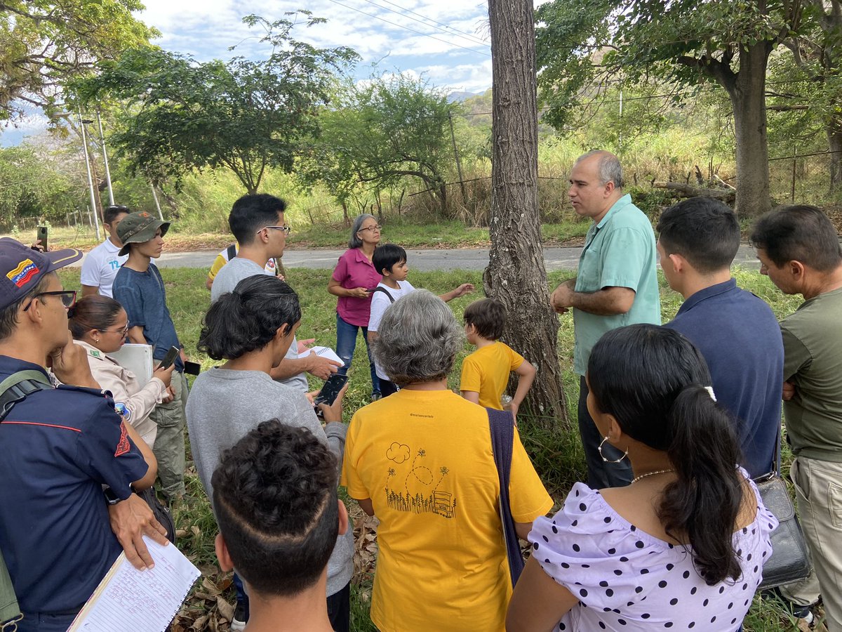 MIZAUCV's tweet photo. Excelente taller sobre abejas sin aguijón, Hymenoptera, Meliponini, dictado el 11/03/2023 por el Biol. Pablo Pérez @AbejasMis Participantes muy motivados en conocer sobre estos importantes polinizadores autóctonos. Muchas gracias amigo Pérez y felicitaciones por ese gran taller. https://t.co/T4HgHYIPrr