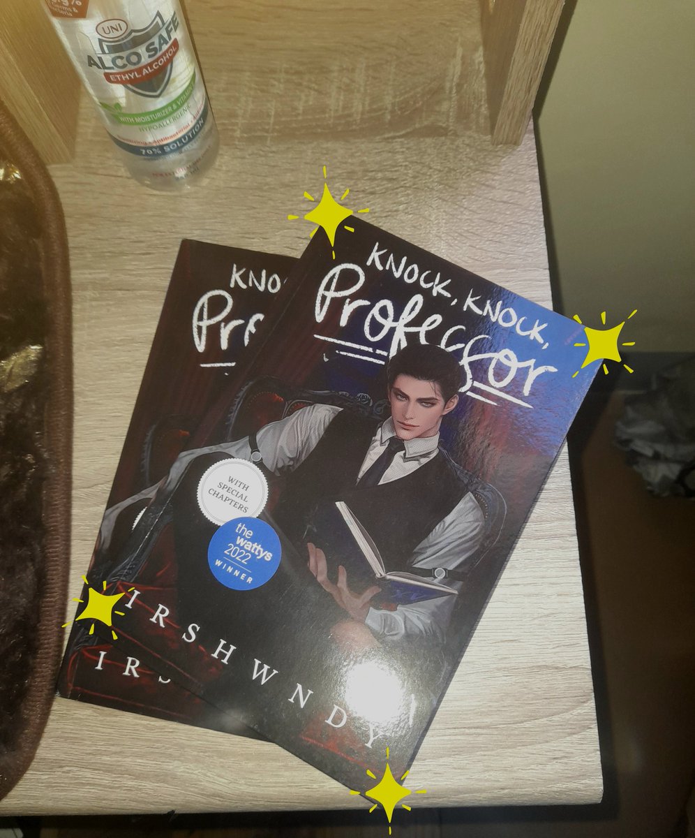 Fiortheen's tweet photo. My KKP books just arrived yesterday.I can't explain my emotions I feeling rn.๐ญKinikilig parin ako sa signature authornim.๐ฅบ๐
#xvishere | @irshwndy https://t.co/fpC5xmMHif