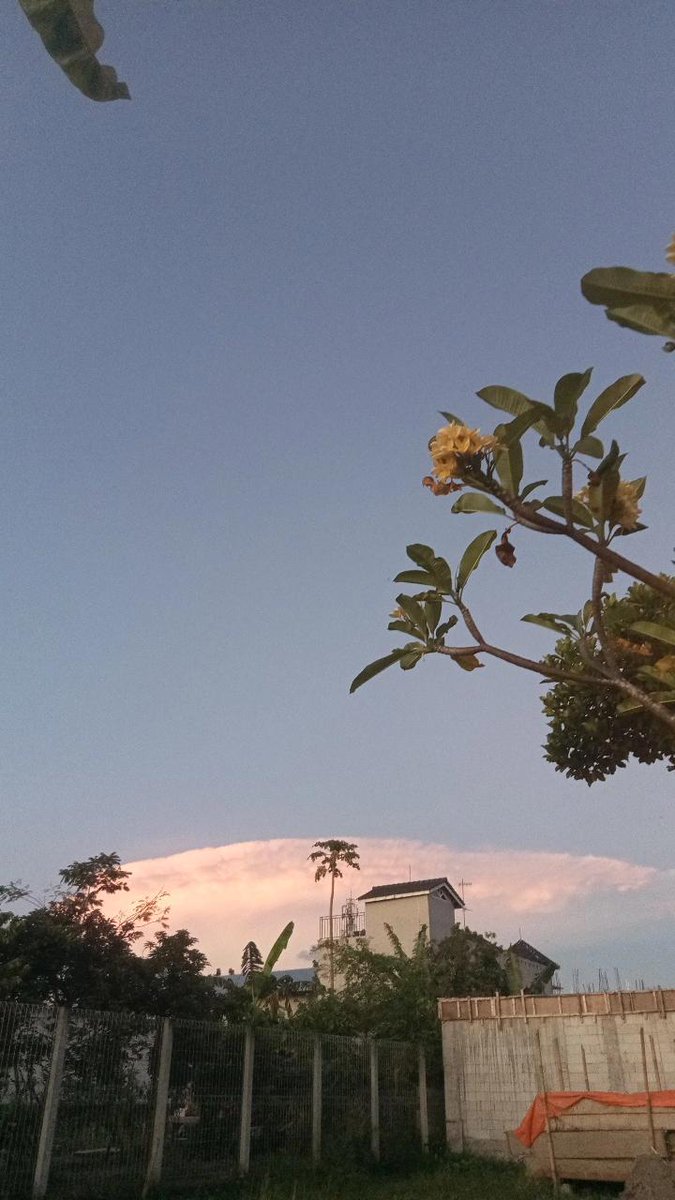 merapi_uncover's tweet photo. Fenomena awan Merapi sore ini , bentuknya unik https://t.co/awD0anrxIw