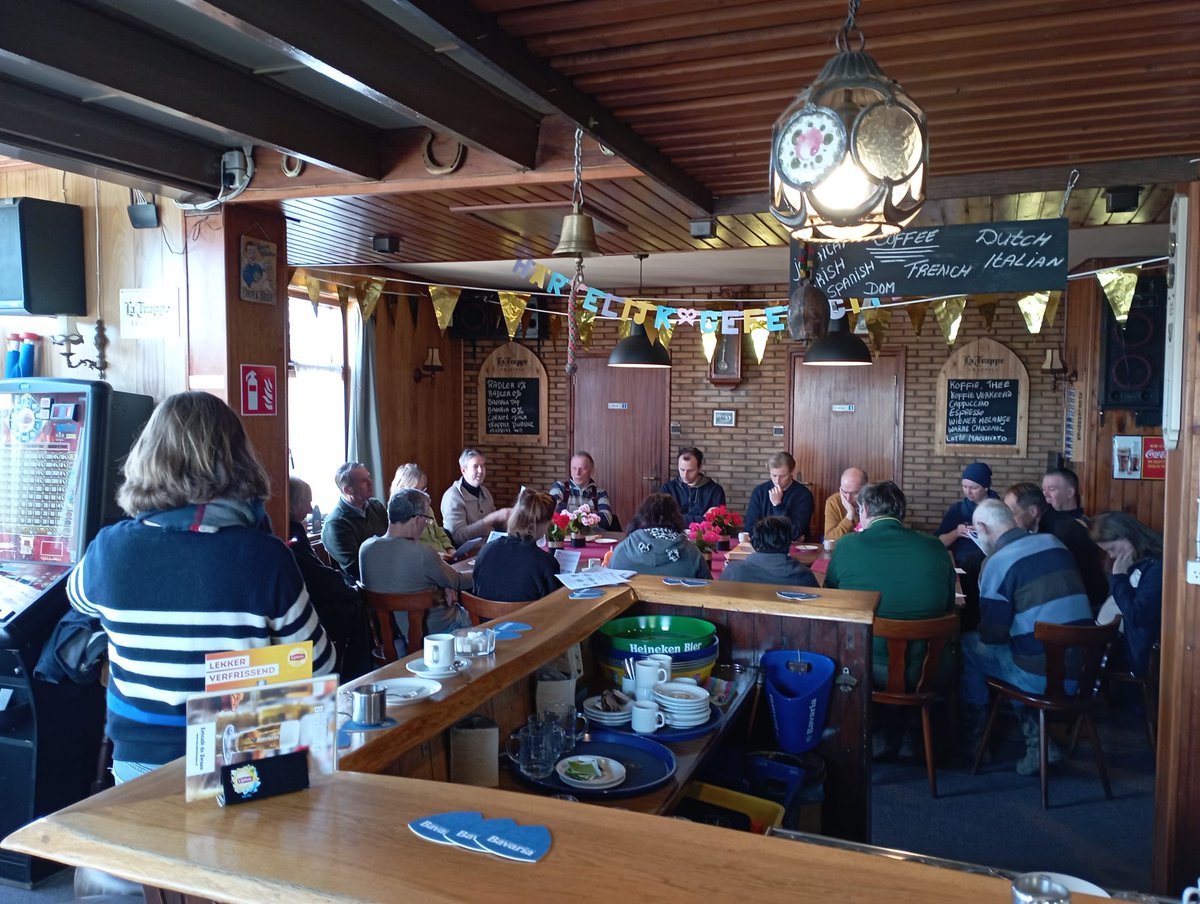 eetcafe_dezwaan's tweet photo. Gisteren mochten wij in ons zaaltje een groep Enspijkers en leden van de Hoogstambrigade ontvangen voor een theorie cursus fruitbomen snoeien.
Daarna gingen ze het in de praktijk uitvoeren onder begeleiding van de Hoogstambrigade werden alle fruitbomen in Enspijk gesnoeid. https://t.co/ShLFHDwC6x