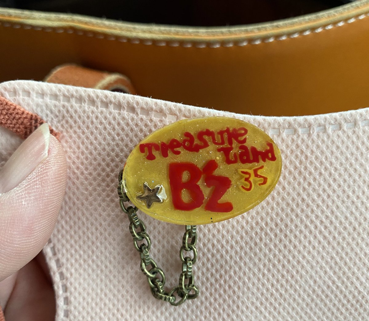 Junpepe225's tweet photo. 初めてのライブ、ビューイング
ドームツアーで行ったけど映像化されてないと聴いて観なきゃ！マスクチャーム作製したけど雑になってしまった💦 https://t.co/Vd1fRREeFR