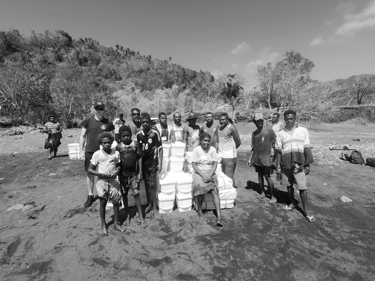 FANC_Officiel's tweet image. #Vanuatu - 12/03, le D’Entrecasteaux a livré le fret #FRANZ sur Emaé et Tongoa avec l’aide de 7 volontaires de la @CroixRouge embarqués et la collaboration de John, officier de liaison de police Ni-Vanuatu #VPF. Demain d’autres îles recevront de l’aide .