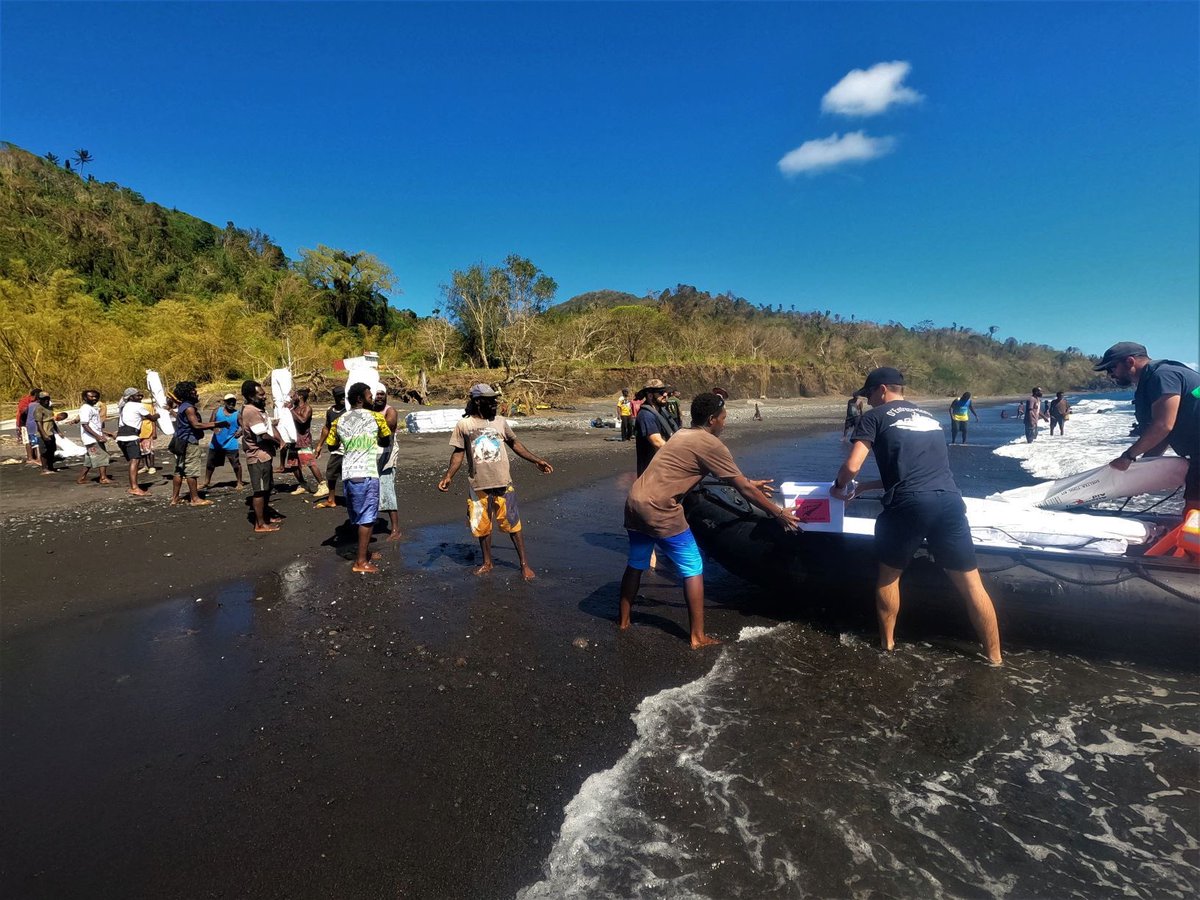 FANC_Officiel's tweet image. #Vanuatu - 12/03, le D’Entrecasteaux a livré le fret #FRANZ sur Emaé et Tongoa avec l’aide de 7 volontaires de la @CroixRouge embarqués et la collaboration de John, officier de liaison de police Ni-Vanuatu #VPF. Demain d’autres îles recevront de l’aide .