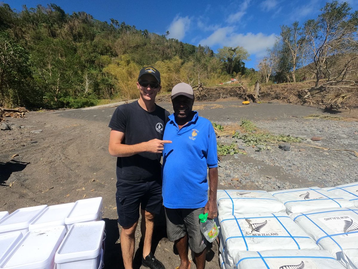 FANC_Officiel's tweet image. #Vanuatu - 12/03, le D’Entrecasteaux a livré le fret #FRANZ sur Emaé et Tongoa avec l’aide de 7 volontaires de la @CroixRouge embarqués et la collaboration de John, officier de liaison de police Ni-Vanuatu #VPF. Demain d’autres îles recevront de l’aide .