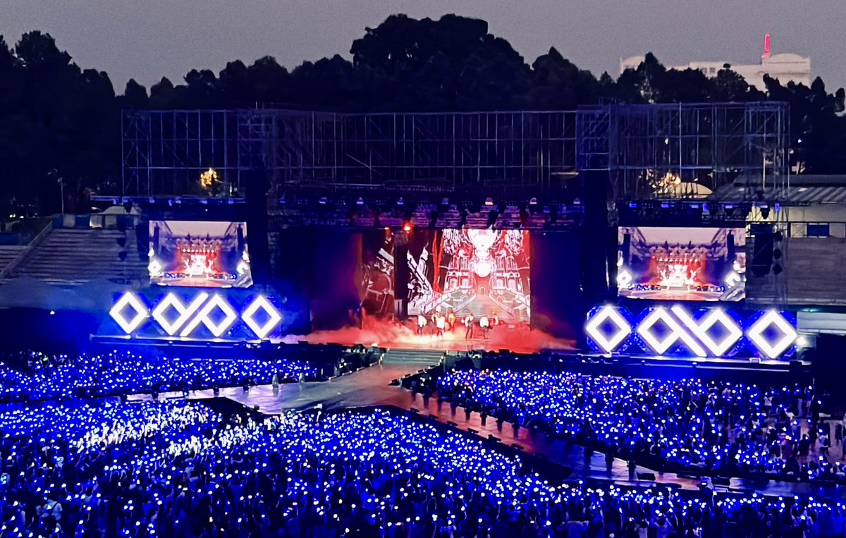 Po_0p's tweet photo. Treasure the memories with SJ, may our friendship lasts forever 💙
#superjunior #SUPERSHOW9 #SuperShow9invietnam https://t.co/5ZOCBIJgV5