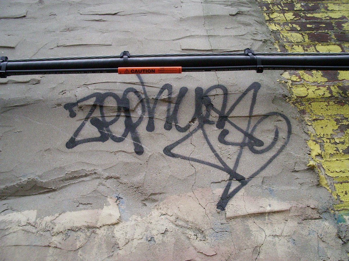 BosqueHabitado's tweet photo. .@radio3_rne 10 minutos y comenzamos con LA COMUNIDAD DEL GRAFFITI Y LOS BARRIOS. 
Con Paco Reyes de @RitmoUrbanoTVE @todoempezo1984 
RECUERDA EL HT DE HOY LLEVA DOS EFES: 
(Foto de Paco Reyes)
#GraffitiComunidadRadio3 https://t.co/xnXj0kv6Vz