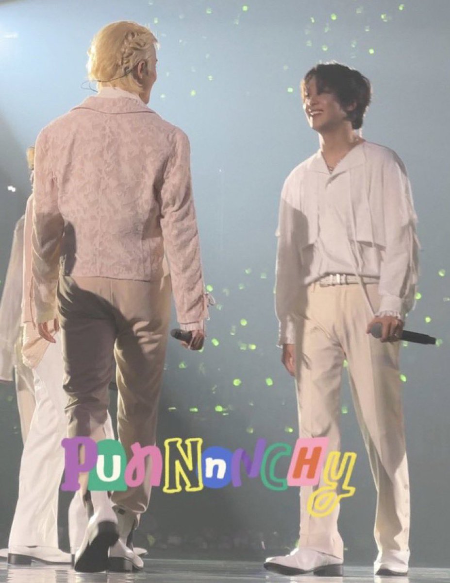 이거너무조음..
같은표정을짓고잇는동맠
오른쪽사진에선 마쿠의광대가
이를알려주고잇음