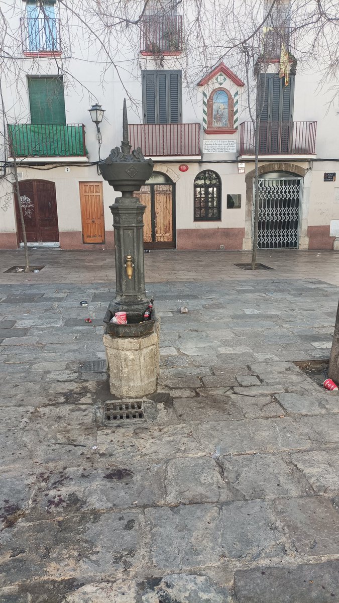 magdabandera's tweet image. Diumenge, 9.45h.
Així està la plaça dels Lledoners de la Geltrú. 
Els responsables de turisme, convivència, salut, què tal?