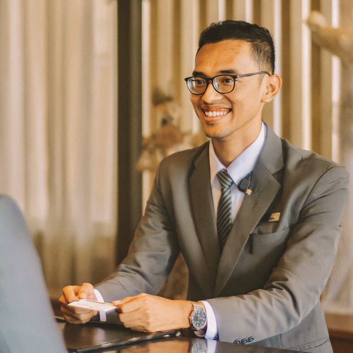 HarperJogja's tweet photo. Agung Novianto, our Front Office Manager who has a lot of years under his belt and doing his best to ensure that right from the check-in process to their entire stay, the process is seamless
.
#stayatarchipelago #stayatharper #insidearchipelago #insideharper #harperjogja https://t.co/iLHxPkQ2kQ