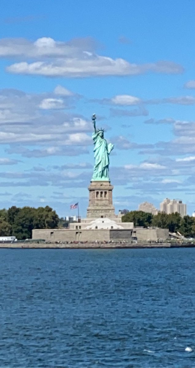 SaTraveler1's tweet photo. 🔗 أحد الحيل الجميلة في مدينة #نيويورك هي أخذ عبّارة Staten Island والاستمتاع بجولة بحرية  مجانية.

الجولة خفيفة وتاخذ تقريبا ساعة ومناسبة لأخذ الصور لأنك تمر بتمثال الحرية 

#أمريكا 
#سياحة https://t.co/STh2iecl9Y
