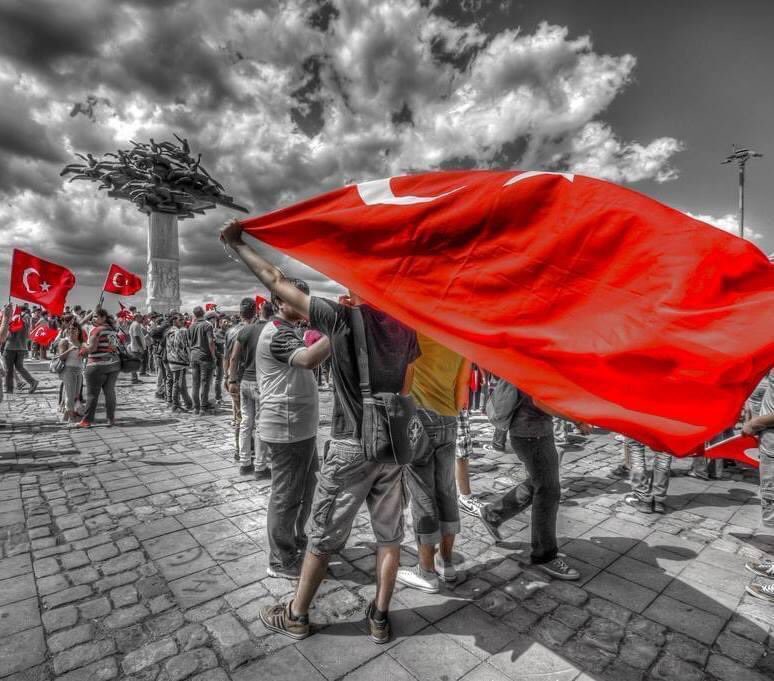 Korkma, sönmez bu şafaklarda yüzen al sancak; Sönmeden yurdumun üstünde tüten en son ocak. O benim milletimin yıldızıdır, parlayacak; O benimdir, o benim milletimindir ancak. Mehmet Akif ERSOY. #12Mart1921İSTİKLALMARŞININKABULÜ.