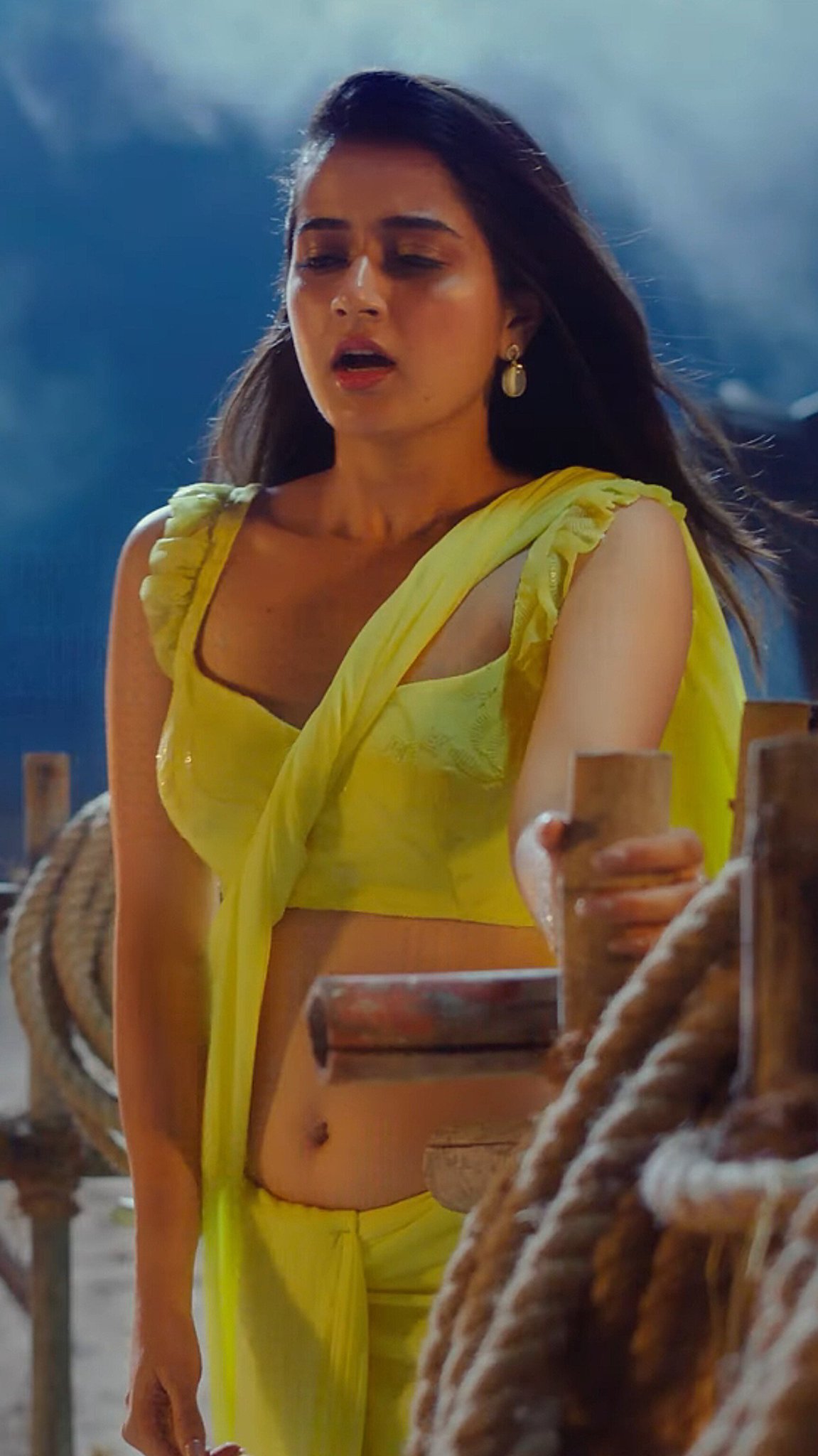 FrAfYEQWYAAbAVu?format=jpg&name=large