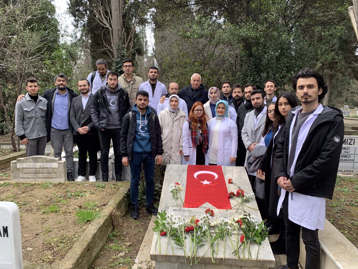MilHekDer's tweet photo. Derneğimiz üyeleri kıymetli meslektaşlarımızla önce Tıbbiyeli Şehitler Anıtını akabinde Tıbbiyeli Hikmet Boran’ın kabrini ziyaret ettik.
14 Mart Tıp Bayramımız kutlu olsun.
Yaşa Var Ol Tıbbiye! https://t.co/n38VZPffWx