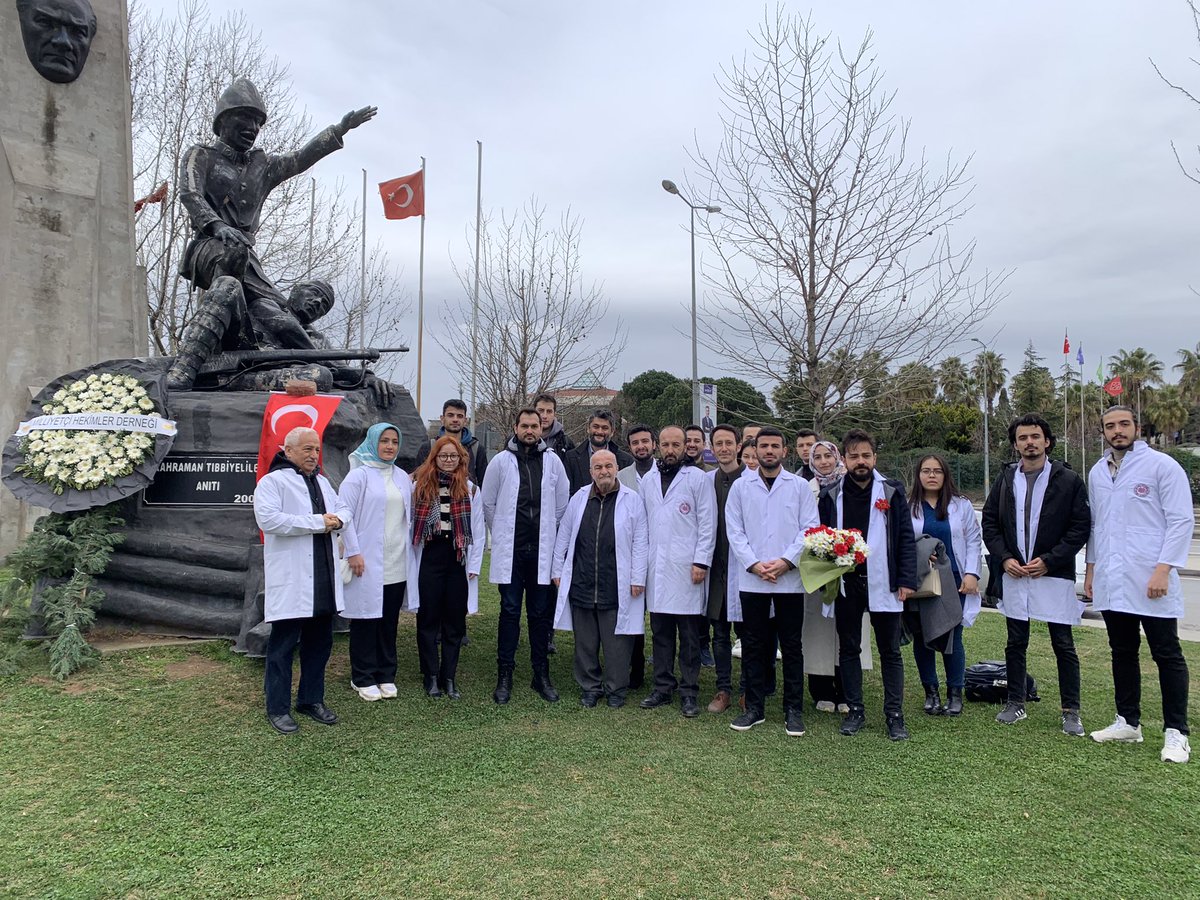 MilHekDer's tweet photo. Derneğimiz üyeleri kıymetli meslektaşlarımızla önce Tıbbiyeli Şehitler Anıtını akabinde Tıbbiyeli Hikmet Boran’ın kabrini ziyaret ettik.
14 Mart Tıp Bayramımız kutlu olsun.
Yaşa Var Ol Tıbbiye! https://t.co/n38VZPffWx