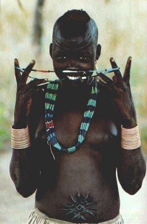 gudelebwoy's tweet image. Traditional Culture around those old days 1980s+.it’s normal for a man to move naked and ladies to cover the downer part and leave breast open in the cattle camps, this was mean to stop men from raping girls or having attention on ladies until when he is ready for marriage #SSOT