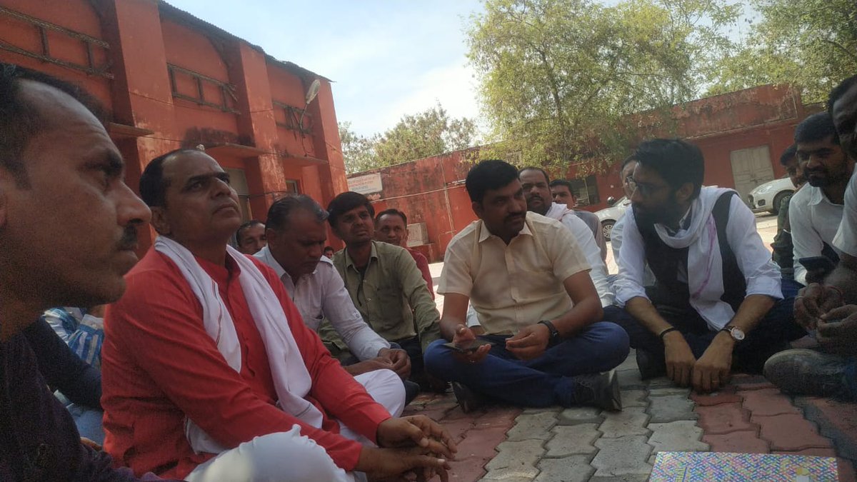 Sanvida_Shiksha's tweet photo. आज संयुक्त मोर्चा की मीटिंग है भाई नरेंद्र चौधरी जी,सुनील जी nrhm अध्यक्ष सभी से मेरी कल वार्ता हुई है आज जयपुर मे मीटिंग है कल हम सभी मिलकर प्रैस कांफ्रेंस कर आंदोलन की घोषणा करेगे जो साथी चाहते है की हम 16900से खुश नही है हम 29600चाहते है तो तैयार हो जाए।
@Sanvida_Shiksha https://t.co/SnrpE1BoRc
