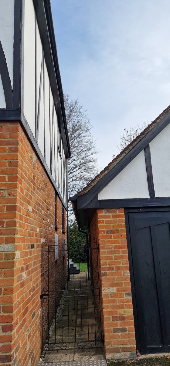 otmdecorating's tweet photo. Looking for any advice on painting this side without scaffolding. 
Too narrow for a ladder.
Garage roof looks sturdy enough, just can't figure out how to do it safely! https://t.co/s9We0JjiDZ