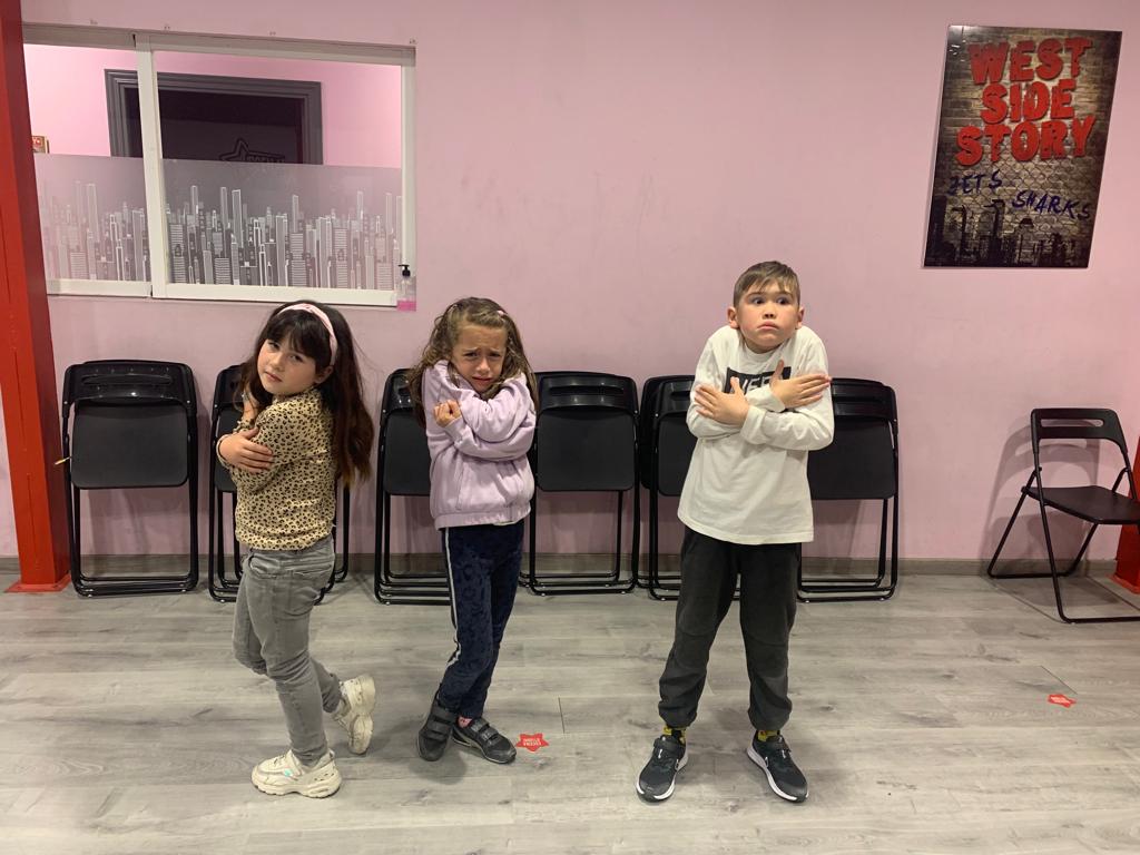 EscenaStudio's tweet photo. Así es como se lo pasan nuestros pequeños artistas en las clases de teatro.

#EscenaStudio #escuelateatromusical #escuelateatromadrid #escuelateatromusicalmadrid #escuelateatromadrid #escueladeartesescénicas #clasesdeteatromadrid #clasesinterpretación  #música #aprenderacantar https://t.co/i4Y2b6gRqO