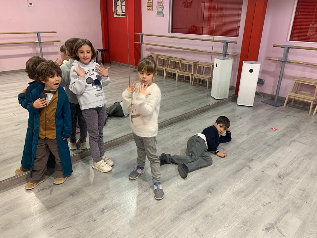 EscenaStudio's tweet photo. Así es como se lo pasan nuestros pequeños artistas en las clases de teatro.

#EscenaStudio #escuelateatromusical #escuelateatromadrid #escuelateatromusicalmadrid #escuelateatromadrid #escueladeartesescénicas #clasesdeteatromadrid #clasesinterpretación  #música #aprenderacantar https://t.co/i4Y2b6gRqO