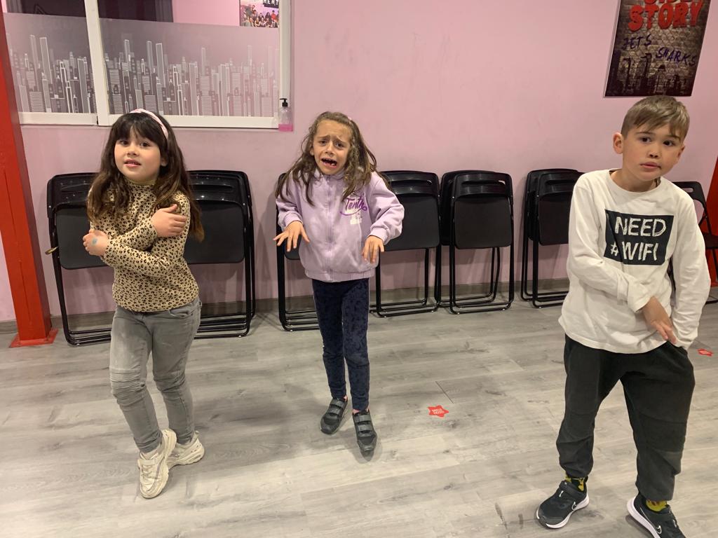EscenaStudio's tweet photo. Así es como se lo pasan nuestros pequeños artistas en las clases de teatro.

#EscenaStudio #escuelateatromusical #escuelateatromadrid #escuelateatromusicalmadrid #escuelateatromadrid #escueladeartesescénicas #clasesdeteatromadrid #clasesinterpretación  #música #aprenderacantar https://t.co/i4Y2b6gRqO