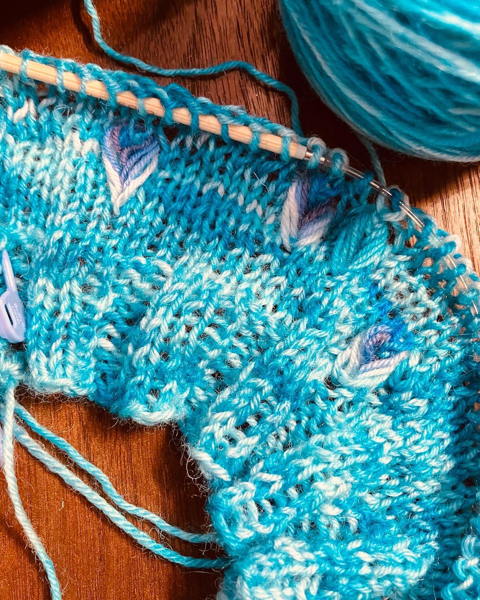 eda00's tweet image. Spring Crocus Cowl
編み始めました。
イメージ通りに染まったかな？羽みたいな模様がかわいいです😃

#springcrocuscowl
#handdyed
#靴下の毛糸やさん
#knitting
#春待ちkal2023