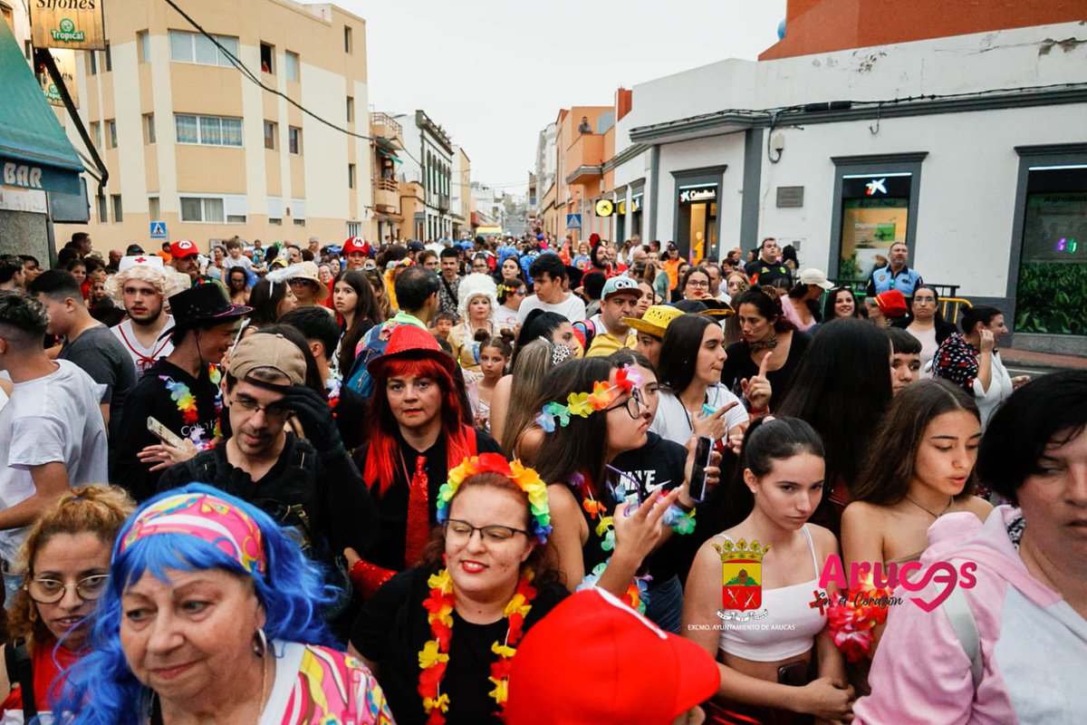 RadioArucas's tweet photo. Las calles de Cardones se llenaron de mascaritas con la cabalgata y con todos los grupos carnavaleros que participaron animando a los vecinos y vecinas a su paso.
¡Qué ganas teníamos de salir nuevamente a las calles y disfrutar del auténtico carnaval tradicional de #Cardones! https://t.co/J7WyH9yGZI