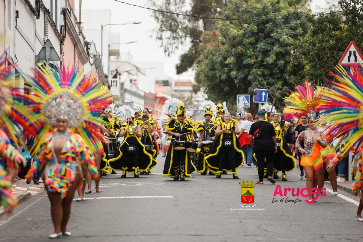 RadioArucas's tweet photo. Las calles de Cardones se llenaron de mascaritas con la cabalgata y con todos los grupos carnavaleros que participaron animando a los vecinos y vecinas a su paso.
¡Qué ganas teníamos de salir nuevamente a las calles y disfrutar del auténtico carnaval tradicional de #Cardones! https://t.co/J7WyH9yGZI