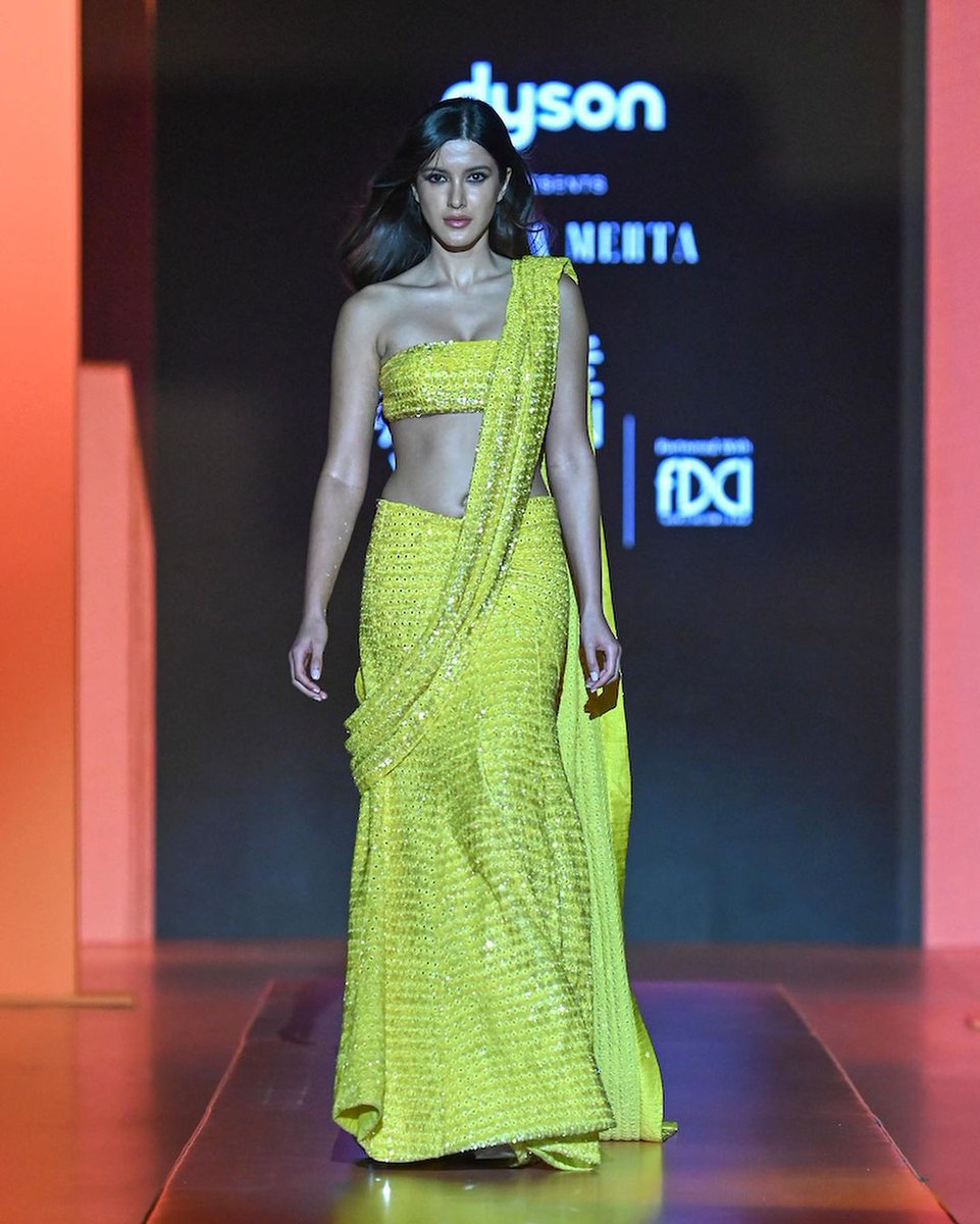 Onlinetadka's tweet photo. Shanaya Kapoor turns show stopper for Dyson X @arpitamehtaofficial at Lakmé Fashion Week

#shanayakapoor #UnapologeticallyMÉ #LakméFashionWeekxFDCI #LFWxFDCI #LFW #LakméFashionWeek #DysonAtLFWxFDCI #DysonIndia #StyledWithDyson https://t.co/xnM19fRlYF