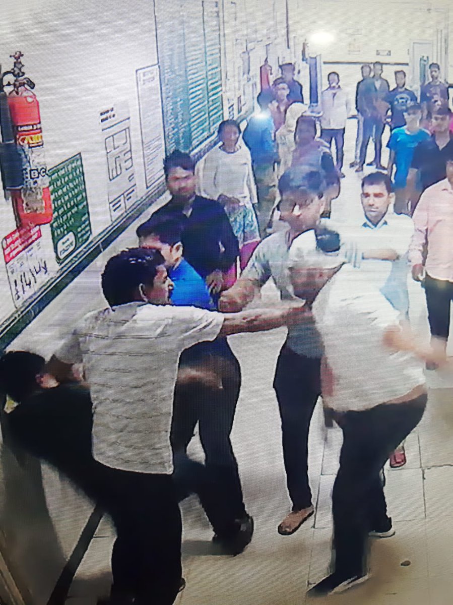 aayushgoel83's tweet photo. #BreakingNews #NewsUpdate

#doctor thrashed in Civil Hospital #Faridabad #Haryana #India
He was assaulted after patient with head injury was not attended immediately as he was busy attending other patient
#VideoViral #CCTV #viralvideo #trendingvideo #TrendingNews #trendingviral https://t.co/pelveeSE2K