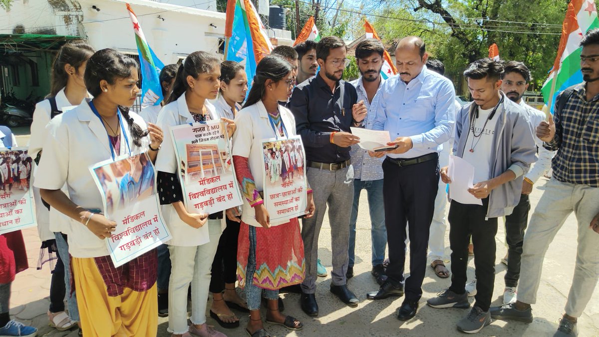 NehaKamle's tweet photo. नर्मदापुरम - आज @NSUI_Medical विंग ने मध्यप्रदेश आयुर्विज्ञान विश्वविद्यालय जबलपुर के नर्सिंग छात्र छात्राओं की समस्याओं और जनरल प्रमोशन की मांग को लेकर नर्मदापुरम कलेक्टर कार्यालय में महामहिम राज्यपाल महोदय के नाम ज्ञापन सौंपा ।। @
@CMMadhyaPradesh
@VishvasSarang
@Ravi_NSUI_Mp https://t.co/RDGgK2f7OU
