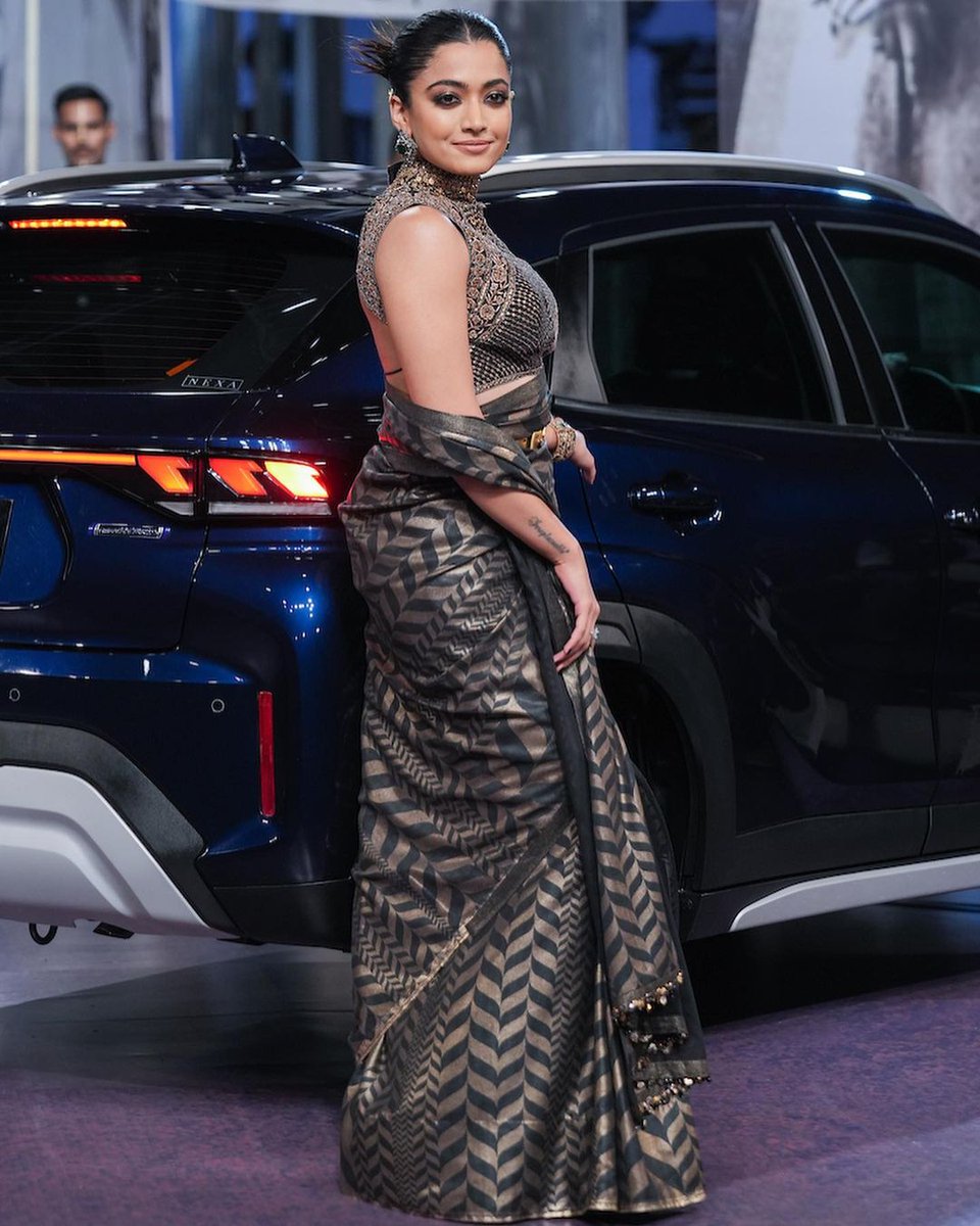 Onlinetadka's tweet photo. Rashmika Mandanna flaunts backless blouse as she walks the ramp at Lakme Fashion Week 

#rashmikamandanna #LakméFashionWeekxFDCI #LFWxFDCI #LFW #LakméFashionWeek #DysonAtLFWxFDCI #DysonIndia #StyledWithDyson https://t.co/oMzqt6z4rH