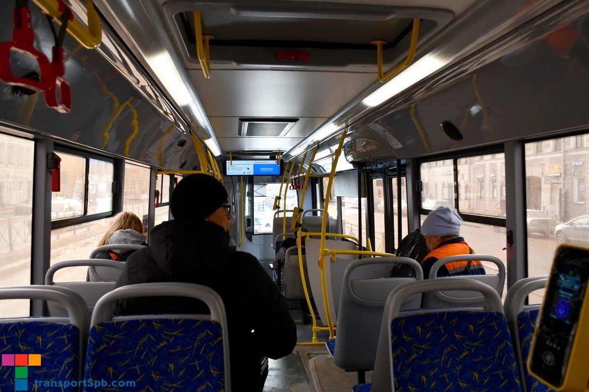 TransportSpb's tweet photo. Впро��ем, партия 2022 года имеет ряд отличий, среди которых стильные жёлтые валидаторы, кнопки адресного открывания дверей и USB-зарядки без type-c. https://t.co/m0b3JIyQv9