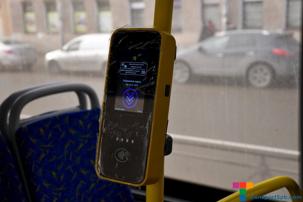 TransportSpb's tweet photo. Впро��ем, партия 2022 года имеет ряд отличий, среди которых стильные жёлтые валидаторы, кнопки адресного открывания дверей и USB-зарядки без type-c. https://t.co/m0b3JIyQv9