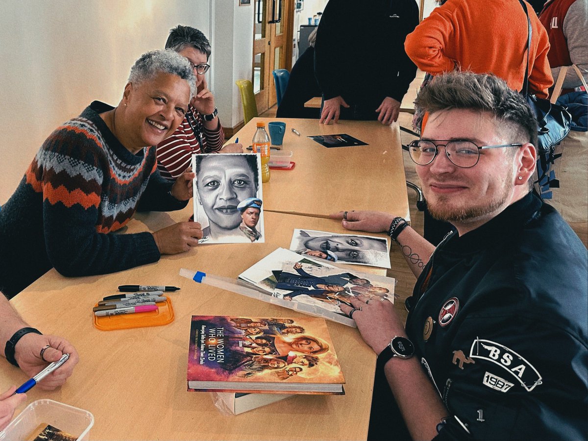 Aaroonio's tweet image. Never been smooched on the lips for giving someone an action figure / artwork but I’m definitely not complaining 💖💖

@fantomfilms #Valiant2023