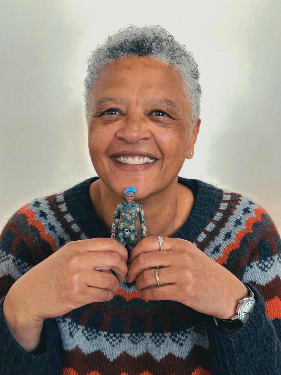 Aaroonio's tweet image. Never been smooched on the lips for giving someone an action figure / artwork but I’m definitely not complaining 💖💖

@fantomfilms #Valiant2023