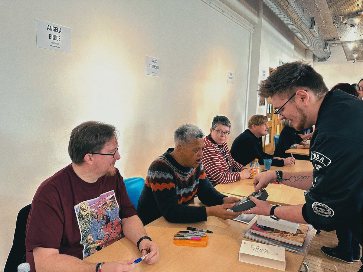 Aaroonio's tweet image. Never been smooched on the lips for giving someone an action figure / artwork but I’m definitely not complaining 💖💖

@fantomfilms #Valiant2023