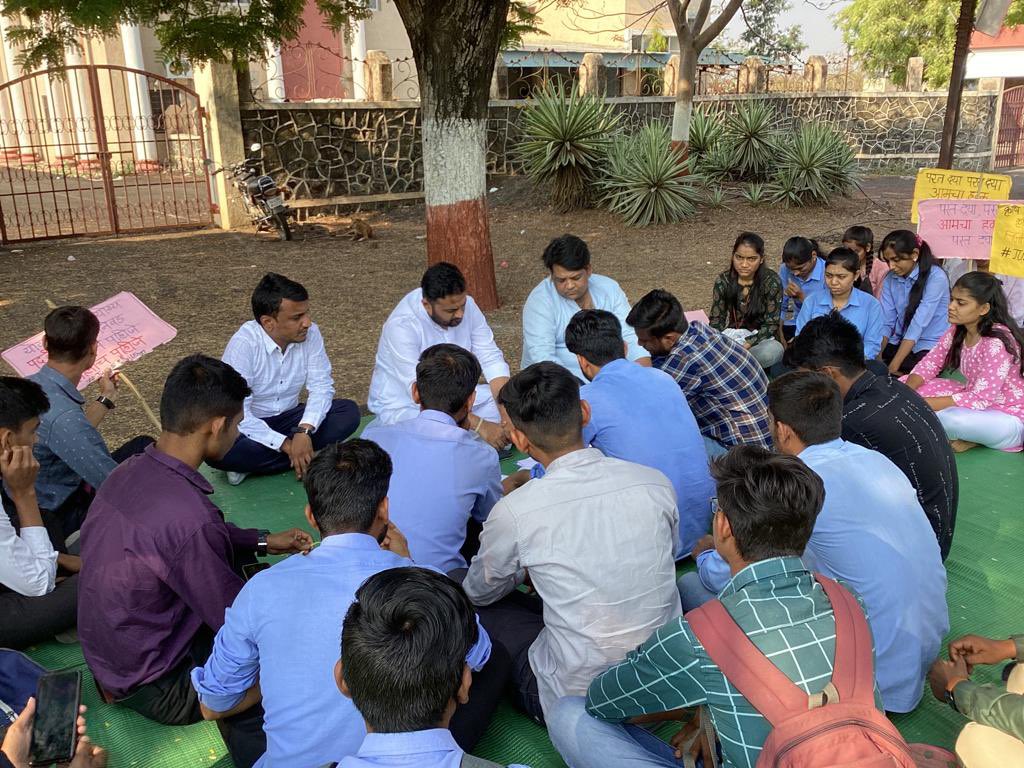 imshivrajmore's tweet photo. महाराष्ट्रातील चारही कृषी विद्यापीठात कृषी अभियांत्रिकीचे विद्यार्थी त्यांच्या मागण्यांसाठी गेले ४५ दिवस धरणे आंदोलन करत आहेत. 
आज सकाळी पंजाबराव देशमुख कृषी विद्यापीठ, अकोला येथे आंदोलन स्थळी जाऊन त्यांच्या  मागण्यांना पाठींबा दिला. जर सरकारने त्यांच्या मागण्यांकडे असंच दुर्लक्ष केलं तर कृषी अभियांत्रिकी विद्यार्थ्यांच्या हक्कांसाठी महाराष्ट्र प्रदेश युवक काँग्रेसच्या वतीने तीव्र आंदोलन करण्यात येईल.@CMOMaharashtra @mieknathshinde @IYCMaha