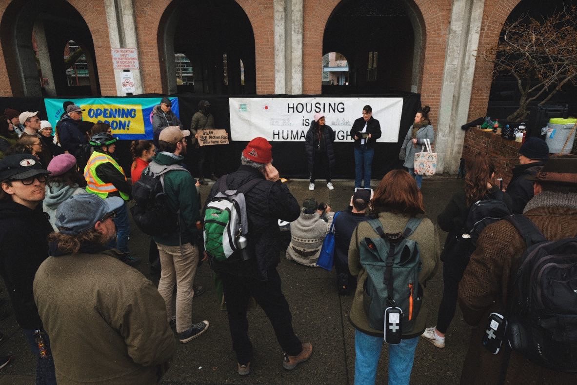 mikegraemephoto's tweet photo. On Friday, March 11, the @TheBackPackPro1 hosted a Rally for Unhoused Neighbours in Lekwungen Territory, where speakers called for the City of Victoria to stop displacing, traumatizing, arresting, and stealing the property of unhoused folks. 1/7

#yyj #housingisahumanright https://t.co/76StiBjgjH
