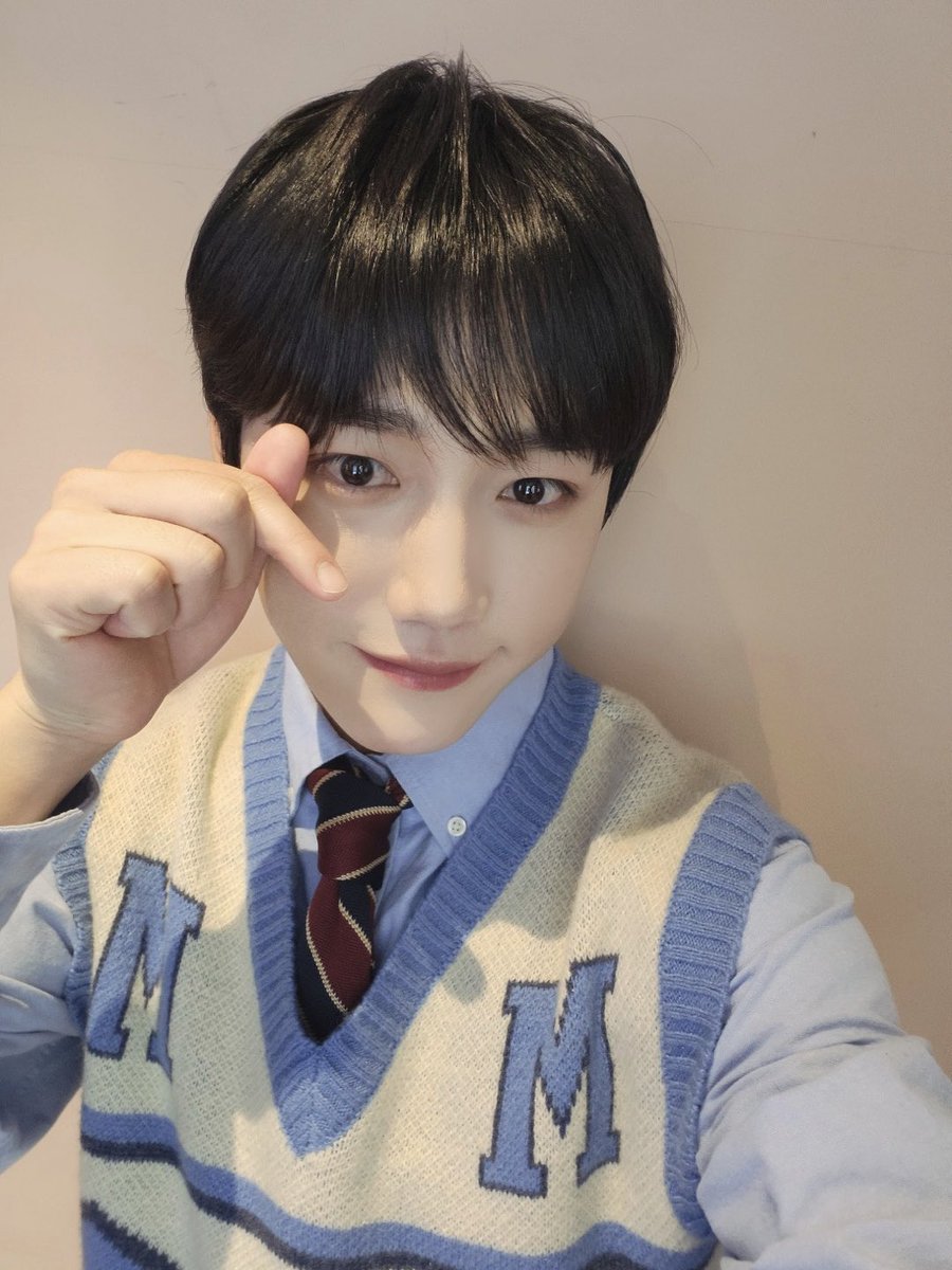 GoldenChild's tweet photo. [💡] #골드니스 여러분!
잠시 후 6:40 PM JTBC #차이나는클라스
#이장준 이 출연합니다.
오늘도 모범생🧑‍🎓 장준이와 함께 
공부📝할 준비 완료❣️

#GoldenChild #골든차일드 #GNCD
#LeeJangJun #차클 https://t.co/JUXUaJqjoI