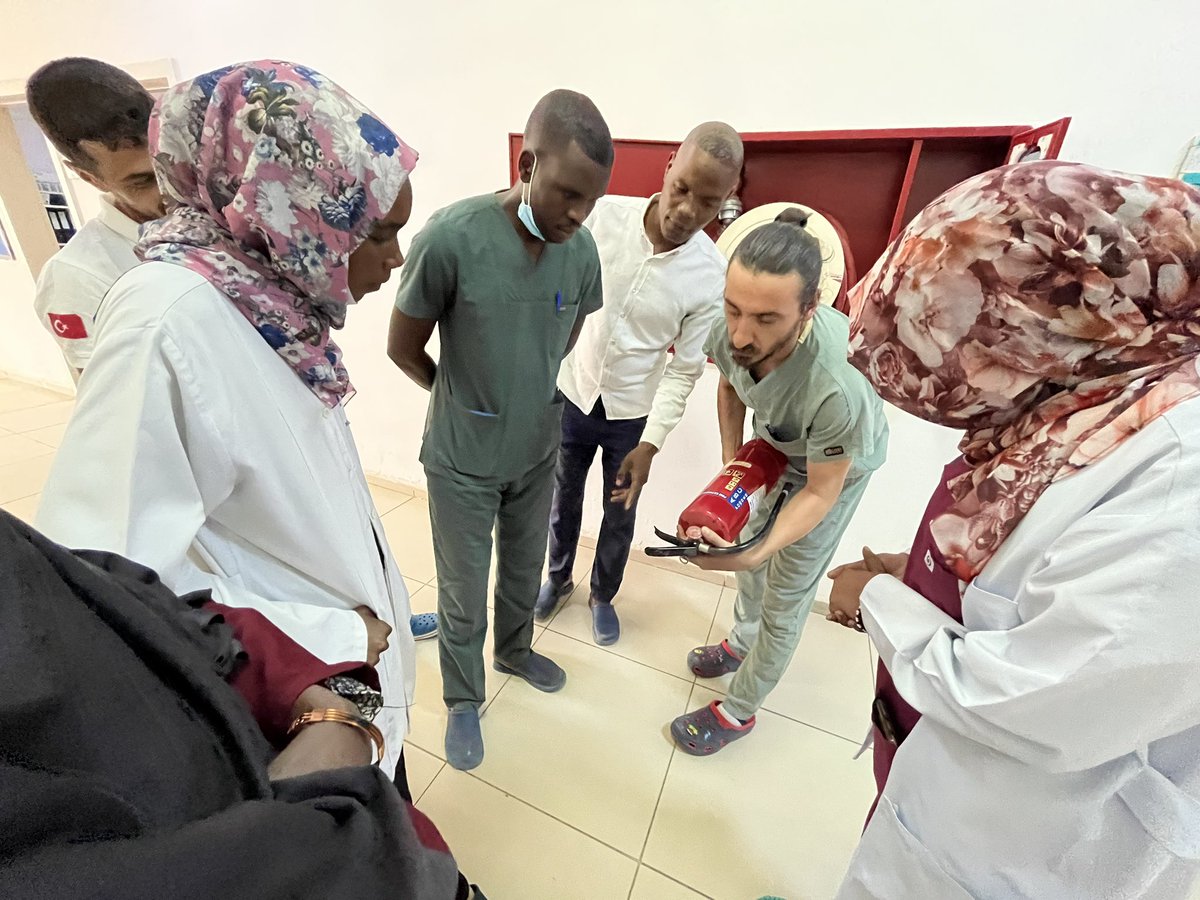 Hastanemiz Hemşiresi Yaşar Çayıroğlu tarafından tüm çalışanlarımıza, “Yangın Eğitimi” vermiştir.

قدم الممرض  يشار جاير أوغلو محاضره عن "التدريب على الحرائق" لجميع موظفين المستشفى. <a href="/disabgm/">T.C. Sağlık Bakanlığı AB ve Dış İlişkiler G.M.</a> <a href="/sbkhgm/">Kamu Hastaneleri Genel Müdürlüğü</a> @TCHartumBE