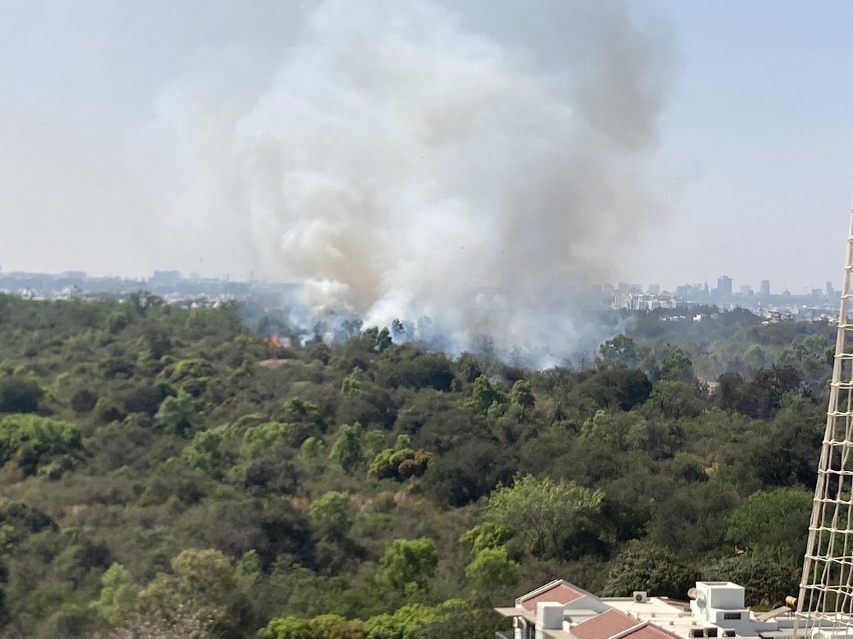 BlueDragon4002's tweet photo. @BlrCityPolice @KarFireDept huge fire in HSR PWD quarters area. It looks like it’s spreading https://t.co/P5xsuSarH1