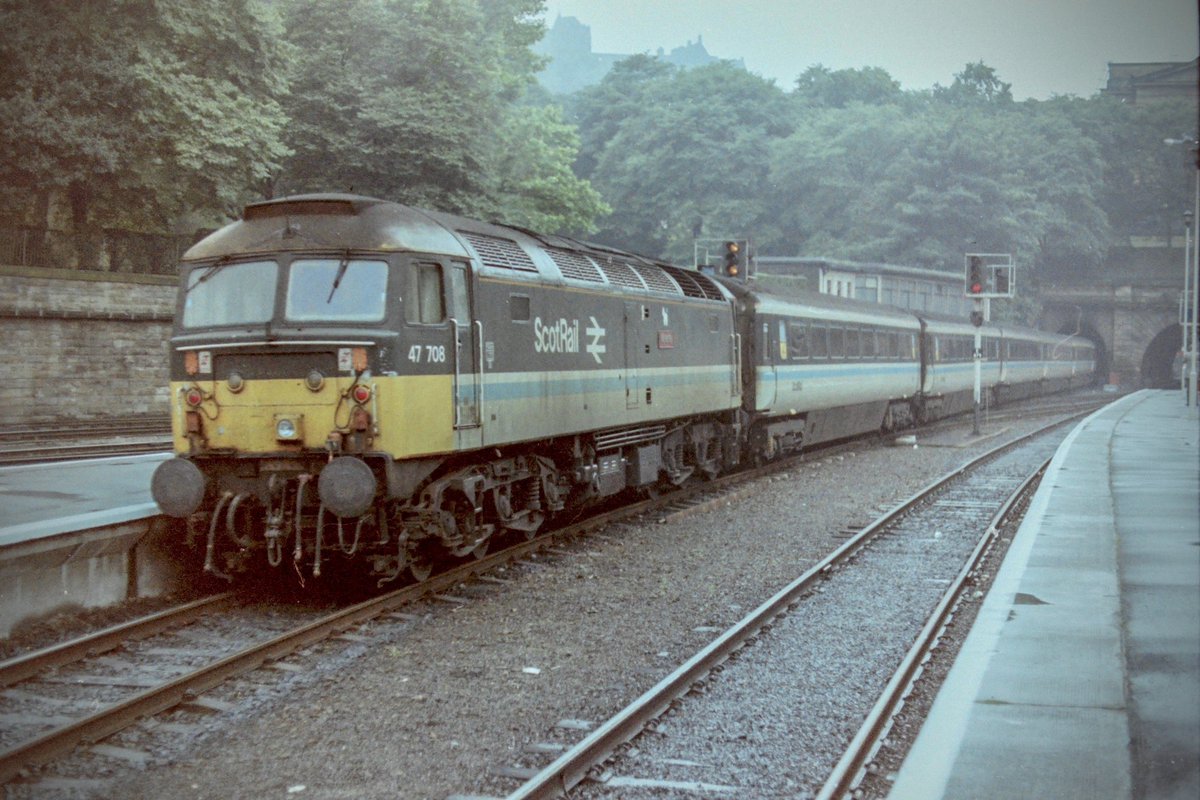 A bit of grim day at Edinburgh, whilst its namesake, 47708 ‘Waverley’ shoves the service heading out for Glasgow Queen Street. Certainly worked hard these 47/7s, and it’s looking a little weathered. #Class47 #ShoveDuff #ScotrailExpress #EdinburghWaverley #Trainspotting