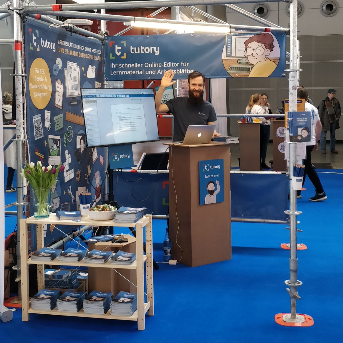 Nachlese #didacta2023! Eine richtig gute Zeit war es! Große Freude über viele bekannte Gesichter wie <a href="/Noelte030/">Björn Nölte</a> <a href="/KBildung/">KMS-B I Katharina</a>, Nachbarn <a href="/MyTinkerToys/">TinkerToys</a> <a href="/antoneducation/">ANTON - Die kostenlose Lernapp für die Schule</a>, Partner <a href="/coTec_Rosenheim/">co.Tec</a> <a href="/MNW_eG/">Materialnetzwerk eG</a> und die Superorganisation von <a href="/Eduvation_DE/">EDUvation</a> ! 
Ihr seid großartig! #twlz ❤️❤️