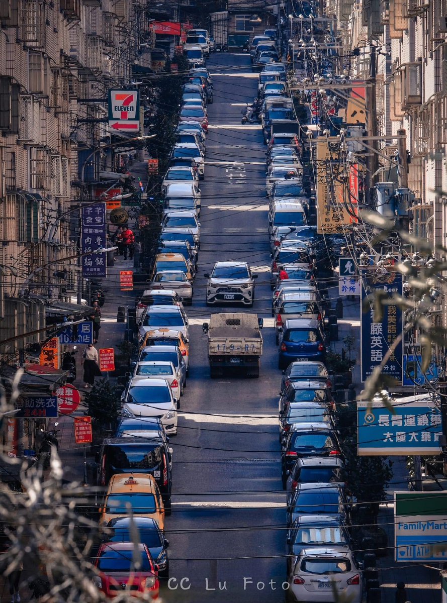 Keelung, Taiwan: stand-off on the hill #urbanphotography #streetphotography #Taiwan #Keelung