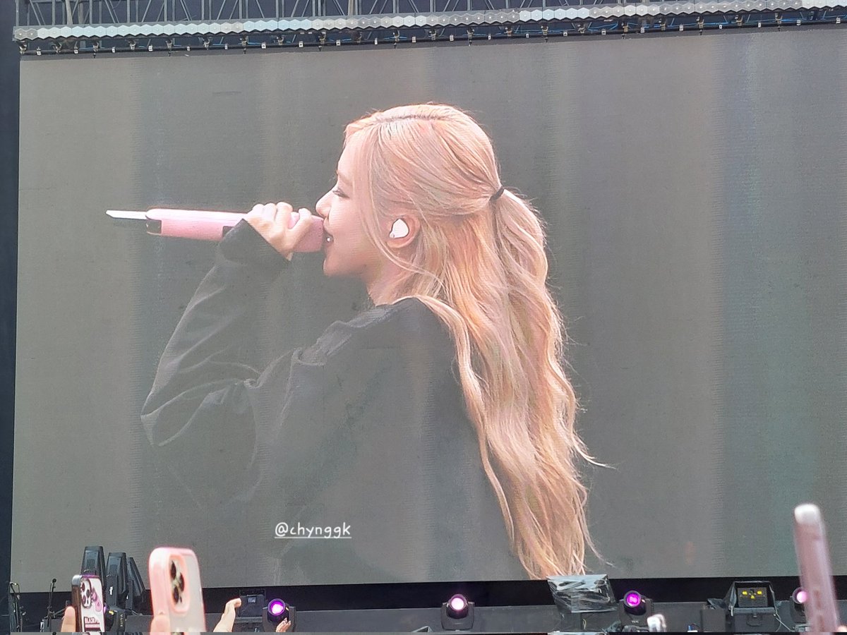 ROSEUPDATES_'s tweet photo. an angel ❤️

ROSÉ MEMUKAU JAKARTA
ROSÉ SOLO ANNIVERSARY
#TwoYearsWithR #ROSÉ
https://t.co/qmqoyWowtL
