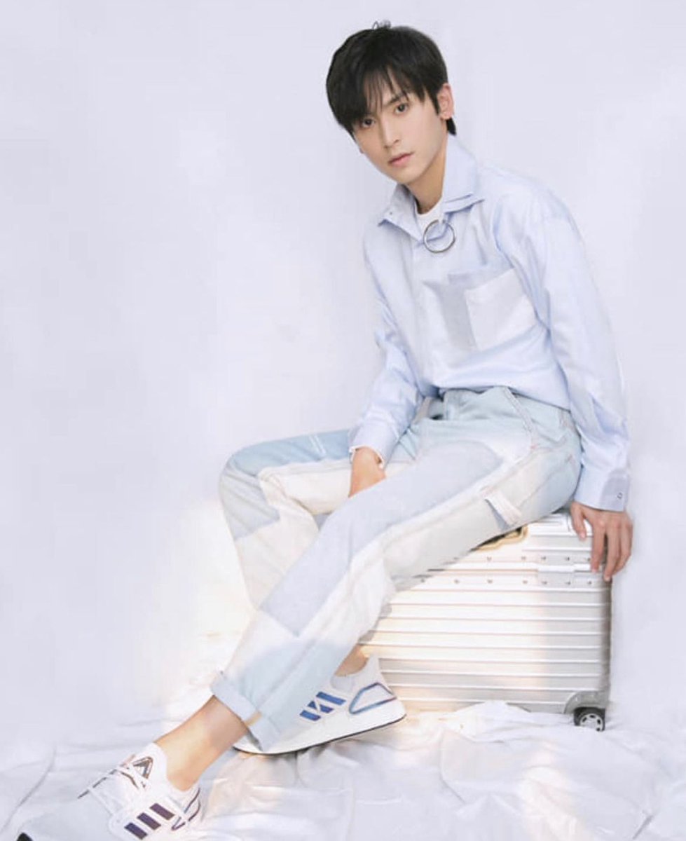 HopeSuper3's tweet photo. More photos of our handsome Zhehan wearing jeans 🥰❤️

#zhangzhehan https://t.co/ryGOvD5sxw