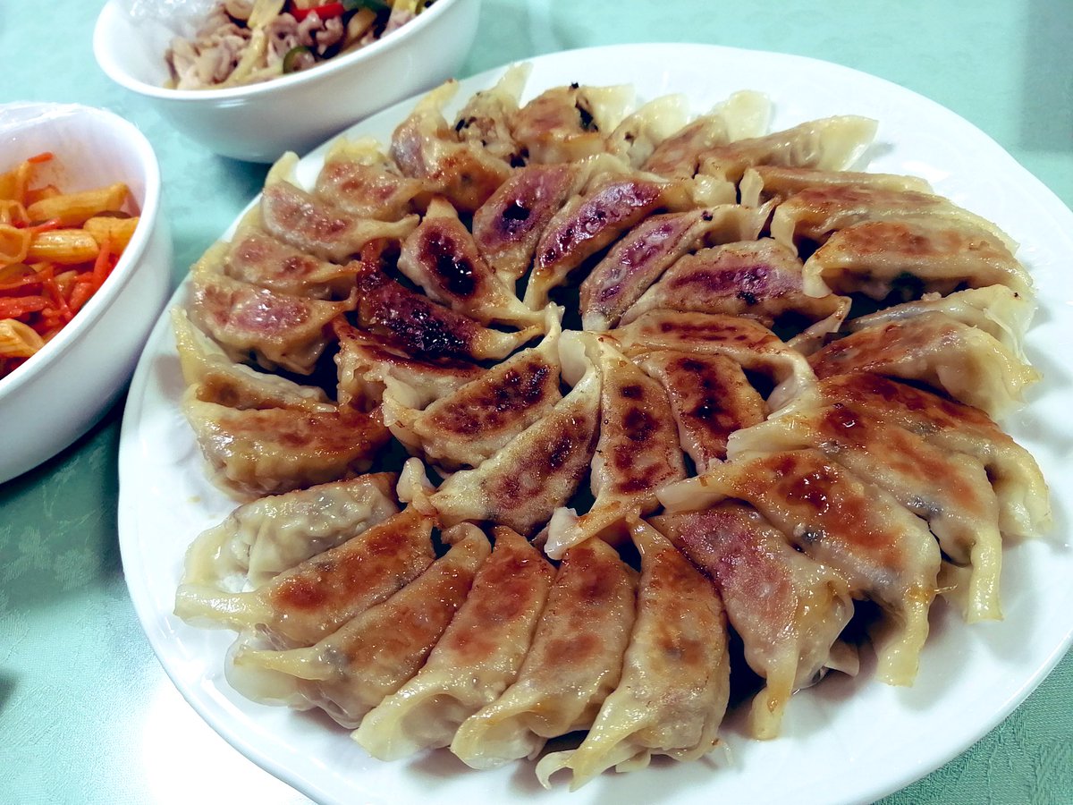 cndrl_mom's tweet photo. 今日の晩ご飯は餃子🥟
高知県産の粉末生姜をたっぷり入れました😊
ちなみに、ニラも高知県産。
折角なので、つけダレも #ぽん酢しょうゆゆずの村 にして高知だらけにしました😆
餃子の皮は広島の #井辻食産 さん❣️
#craftginger
#高知家の食卓
#馬路村 https://t.co/DhI4GafLG2