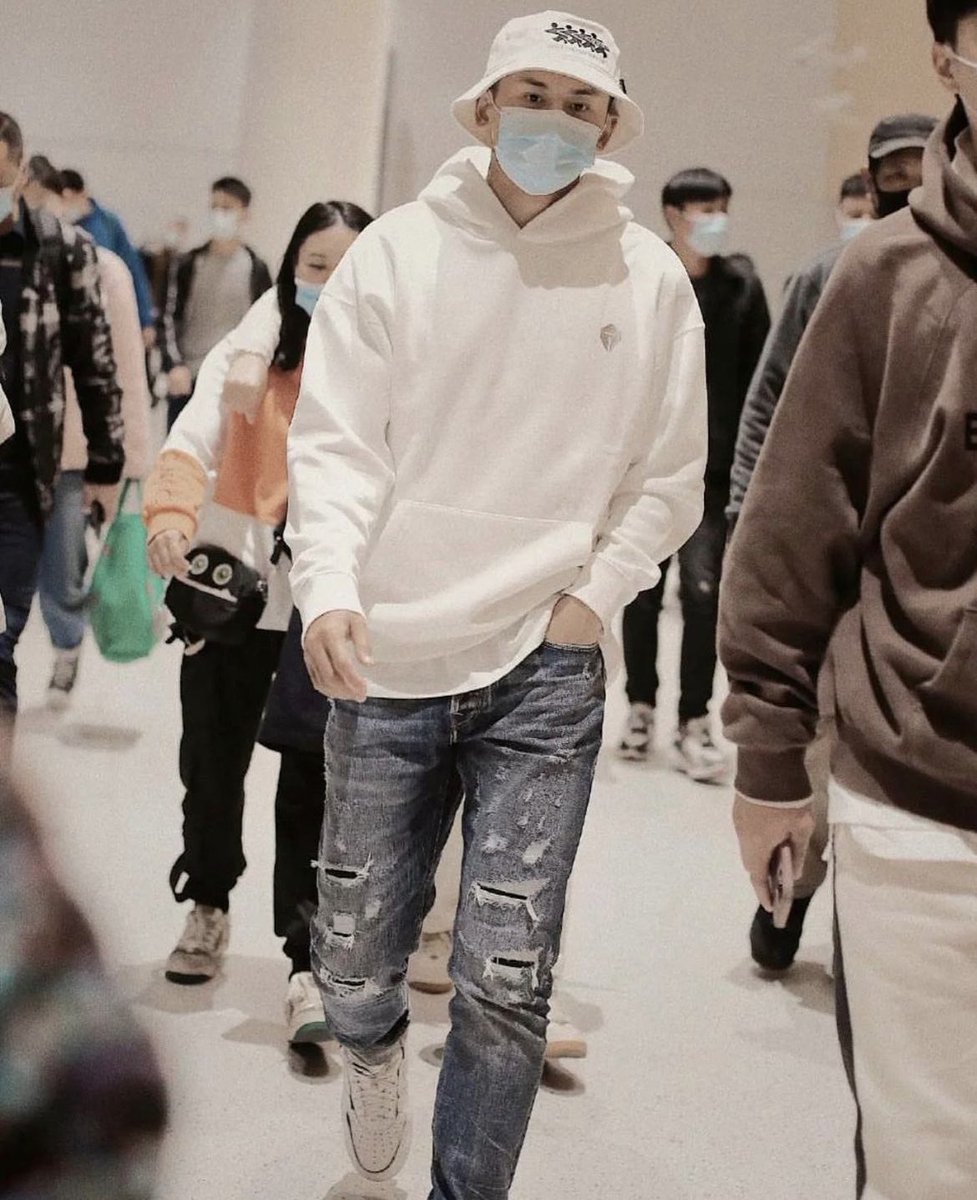 HopeSuper3's tweet photo. After all these years Zhehan’s jeans have become longer and looser 😊 But he looks quite mature and still very handsome ❤️🥰

#zhangzhehan https://t.co/FChC7Q64Zc