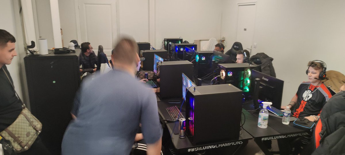 GrenobleEsport's tweet photo. Day2, c'est reparti à @GrenobleEsport pour la #MasterArena2 avec @NeoneV1 et son équipe. 3 stations, 24 joueurs à 200 fps, sans latence ni perte de paquets ;) https://t.co/7RUie22Yul